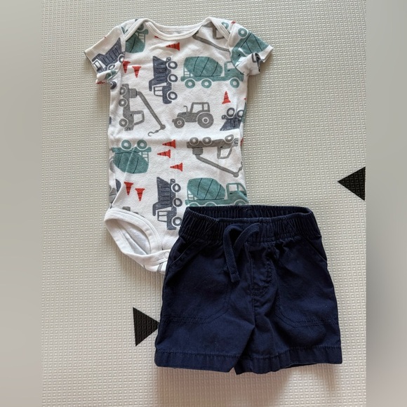 Carter’s|Baby boy outfit,truck tractor print (novelty) bodysuit & shorts••• - Picture 1 of 4